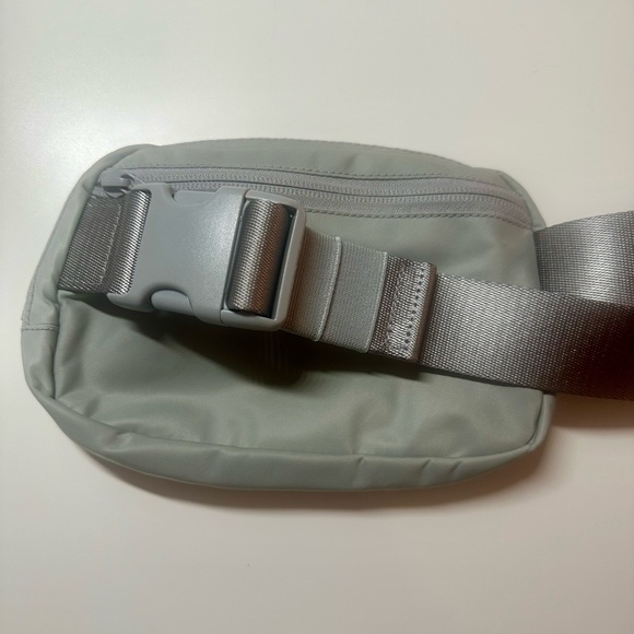 EUC Lululemon Everywhere Belt Bag 1L - Silver Drop - Picture 4 of 9